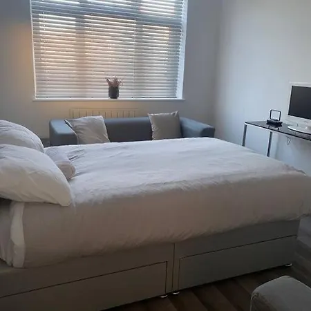 Apartment 2 Bed Flat With Balcony, Tv & Great Transport