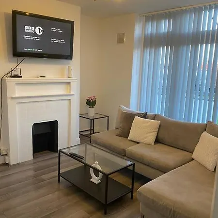 2 Bed Flat With Balcony, Tv & Great Transport *