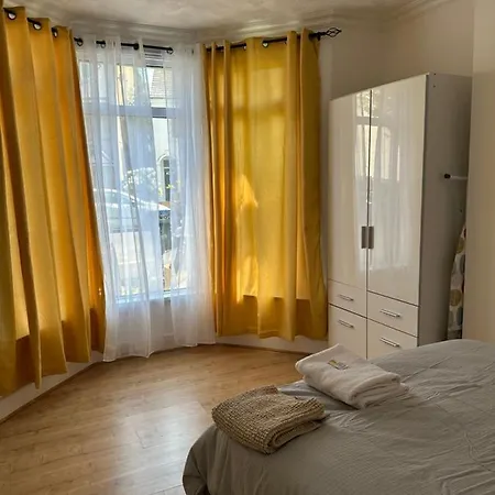 29 Minits To Airport And 29 Mints To Liverpool St London Holiday home