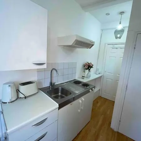 Great Location Studio With Smart Tv And Workspace