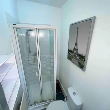 Great Location Studio With Smart Tv And Workspace *