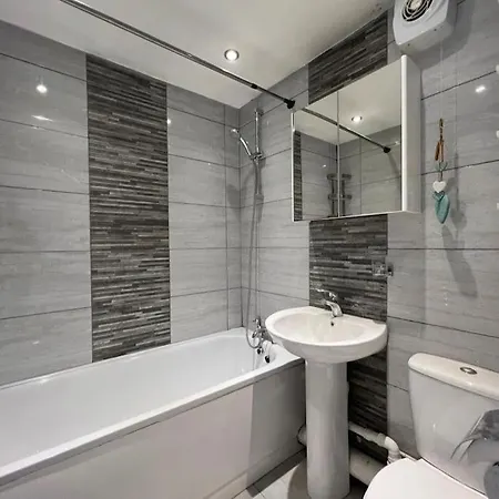 Modern & Cosy Flat In Apartment *