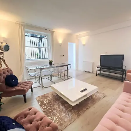 Hyde Park Two Bedroom *