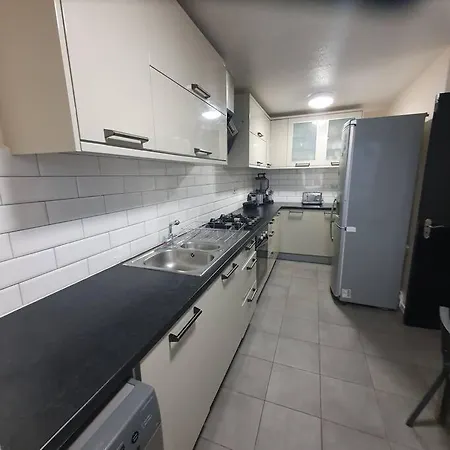 3beds Family Friendly In With Good Transport Links Apartamento