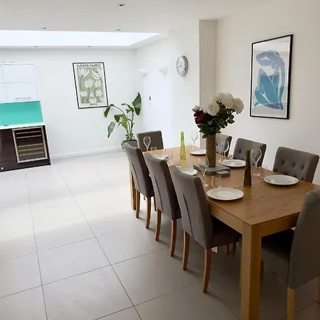 Luxury 4 Bed *