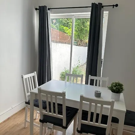 29 Minits To Airport And 29 Mints To Liverpool St London Holiday home Enfield