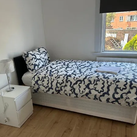 Holiday home 29 Minits To Airport And 29 Mints To Liverpool St London *