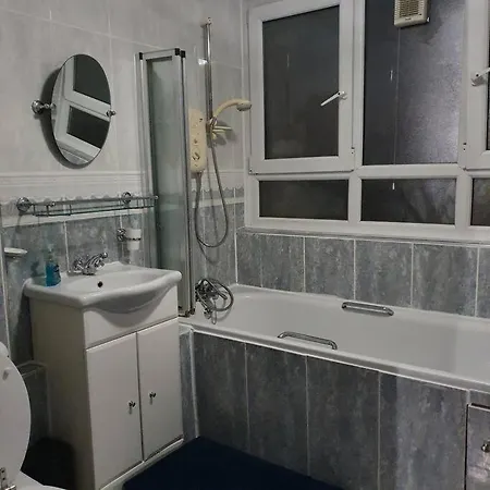 3beds Family Friendly In With Good Transport Links Apartamento *