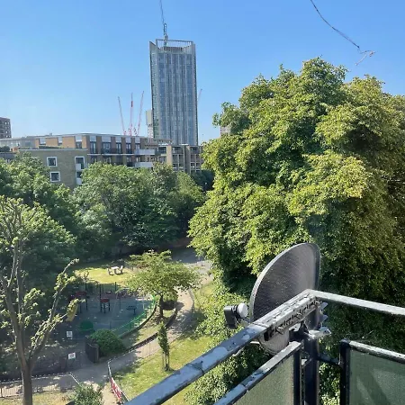 2 Bedrooms 2 Stations Londen