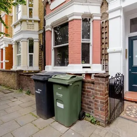 Quiet 2x Bedroom Victorian Terrace Flat + Garden Apartment