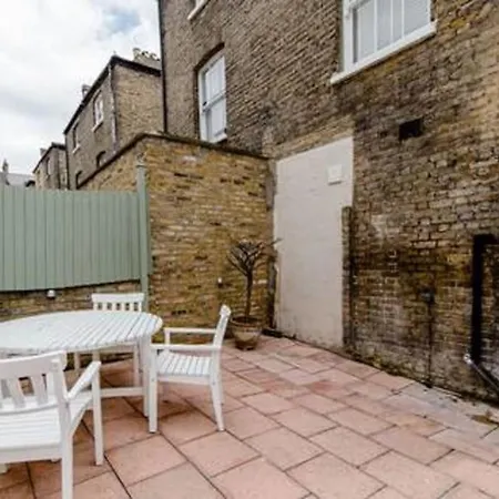 Quiet 2x Bedroom Victorian Terrace Flat + Garden * London