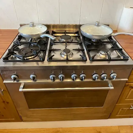 2 Bedrooms 2 Stations Londen