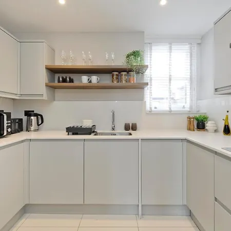 Fabulous Three Bedroom Flat Near Marylebone By Underthedoormat Apartment