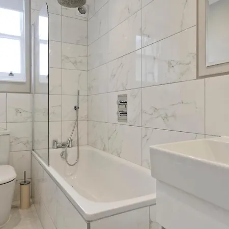 Fabulous Three Bedroom Flat Near Marylebone By Underthedoormat Apartment London
