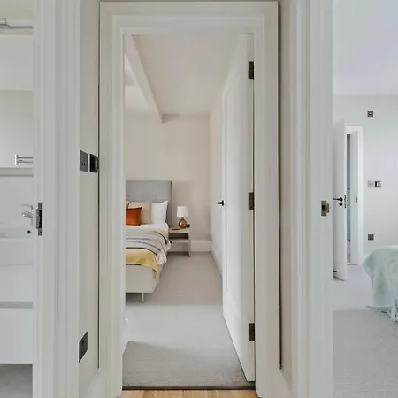 Fabulous Three Bedroom Flat Near Marylebone By Underthedoormat Apartment London