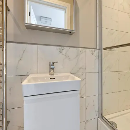 Fabulous Three Bedroom Flat Near Marylebone By Underthedoormat