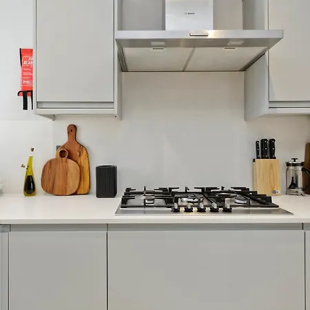 Fabulous Three Bedroom Flat Near Marylebone By Underthedoormat *