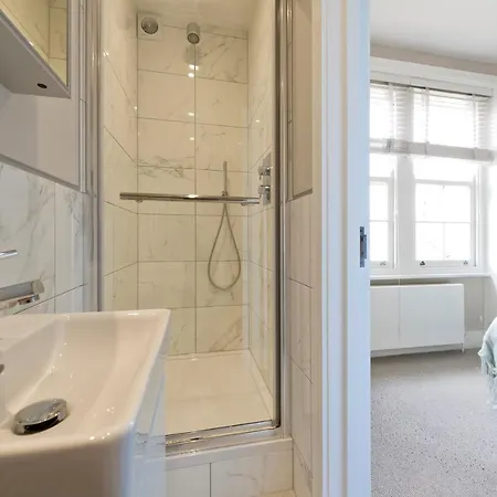 Fabulous Three Bedroom Flat Near Marylebone By Underthedoormat Apartment