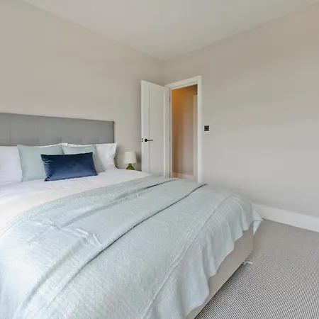 Fabulous Three Bedroom Flat Near Marylebone By Underthedoormat London