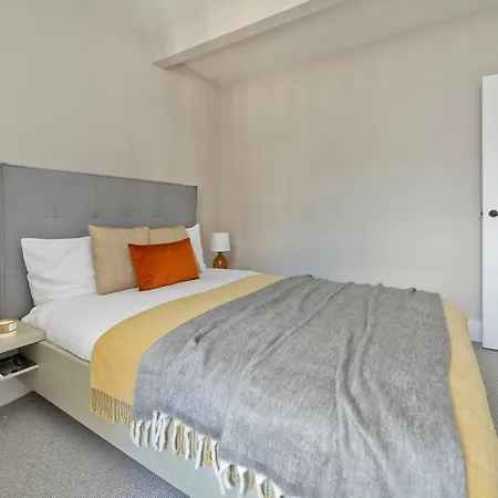 Fabulous Three Bedroom Flat Near Marylebone By Underthedoormat Apartment London