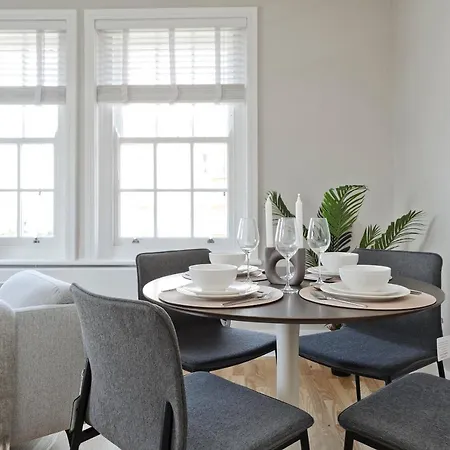 Fabulous Three Bedroom Flat Near Marylebone By Underthedoormat * London