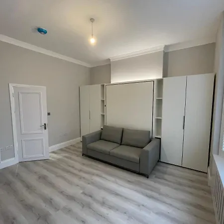 Jefferson House Apartment *