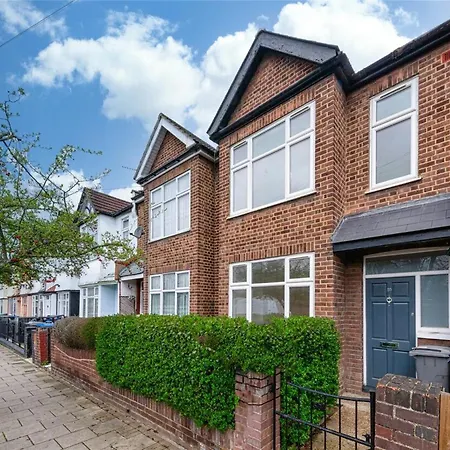 Spacious Family With Games & Garden لندن