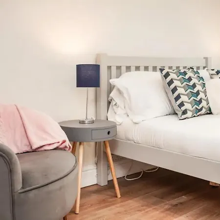 بيت للعطل Spacious Family With Games & Garden لندن
