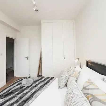 Spacious Family With Games & Garden بيت للعطل *