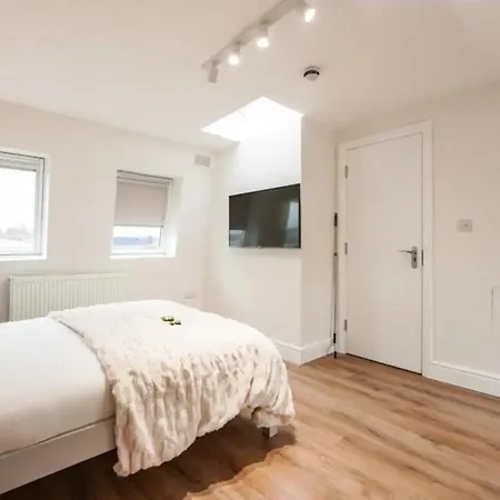 Spacious Family With Games & Garden لندن
