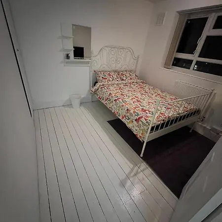 4 Bed Flat Near Wimbledon Apartment
