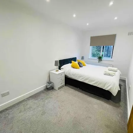 Hébergement de vacances Modern Cosy House /free Parking For Two Cars/ 3 Minutes Walk To The Underground Londres