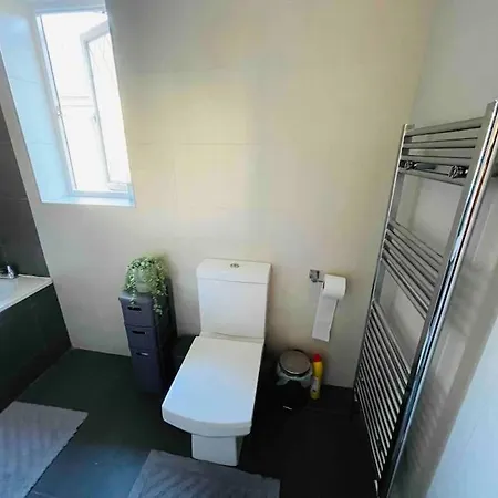 Modern Cosy House /free Parking For Two Cars/ 3 Minutes Walk To The Underground Hébergement de vacances *