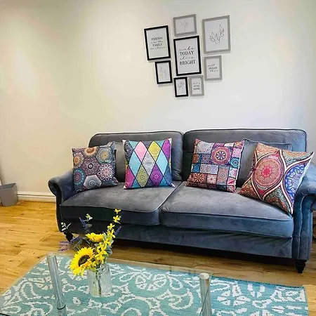 Modern Cosy House /free Parking For Two Cars/ 3 Minutes Walk To The Underground * Londres