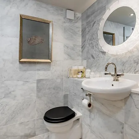Spacious, Calm One Bedroom Apartment London