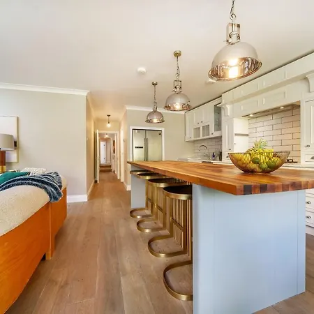 Stunning 3b2ba Huge Entertaining Space And Hottub! Raynes Park