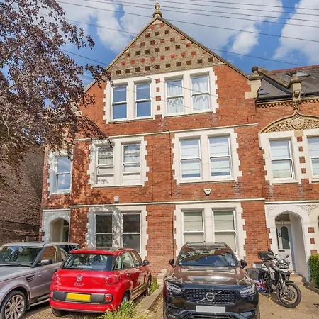 Stunning 3b2ba Huge Entertaining Space And Hottub! *