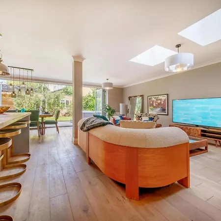Stunning 3b2ba Huge Entertaining Space And Hottub! Apartment Raynes Park