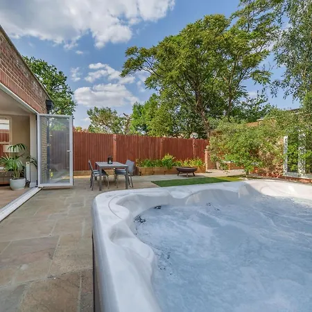 Stunning 3b2ba Huge Entertaining Space And Hottub! Raynes Park