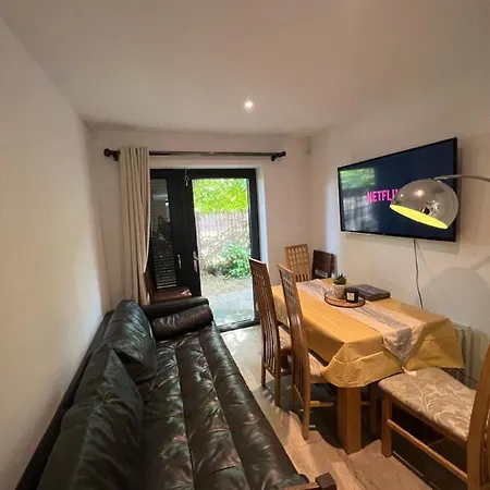 Holiday home Cape House London: Spacious 4-bedroom Retreat With Garden London
