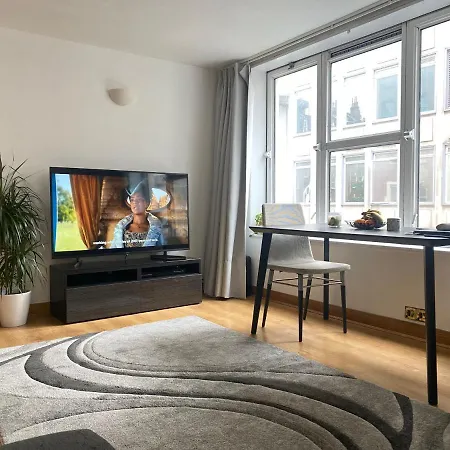 Prime Location - Heart Of Apartment