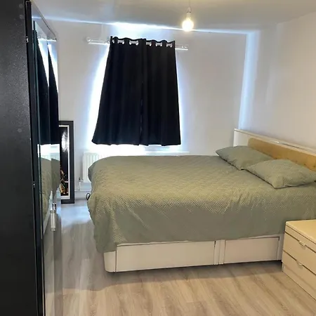 With Share Bathroom Near Train Line Apartment London