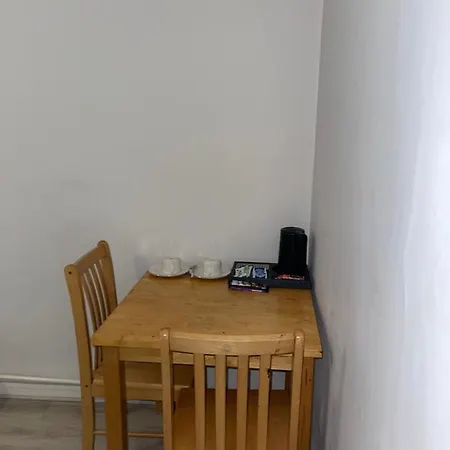 With Share Bathroom Near Train Line London