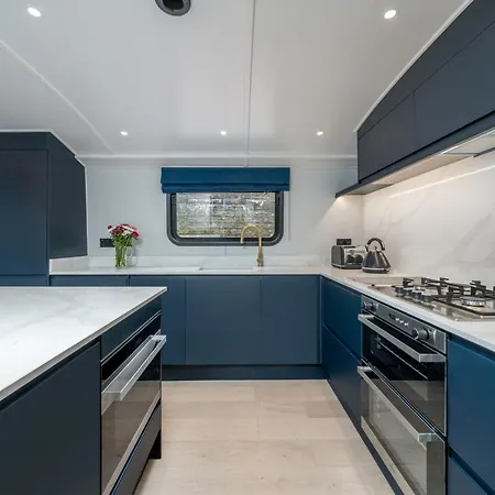 Botel Elegant Houseboat Near Canary Wharf *