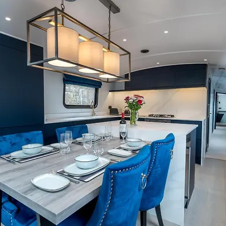 Elegant Houseboat Near Canary Wharf Botel *