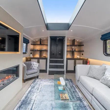 Elegant Houseboat Near Canary Wharf Botel London