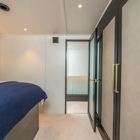 Elegant Houseboat Near Canary Wharf *