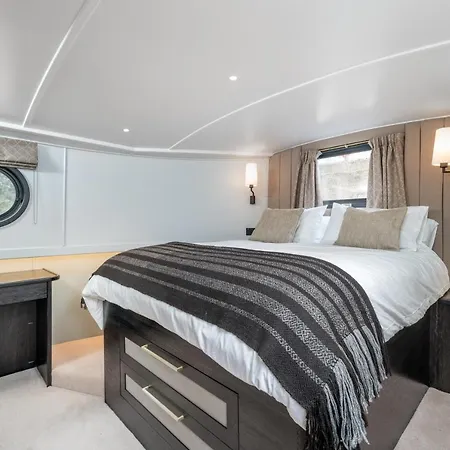 Elegant Houseboat Near Canary Wharf London
