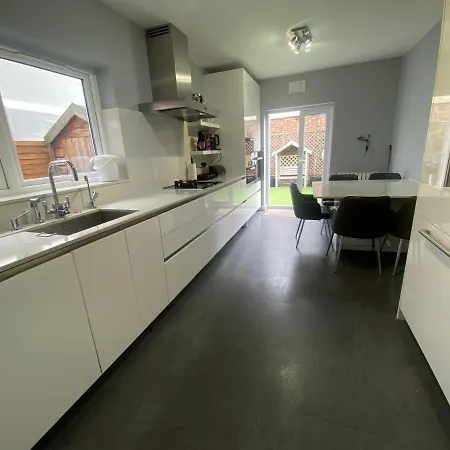 Private In Excellent Family House ,zone 2 * London