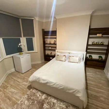 Homestay Private In Excellent Family House ,zone 2 London
